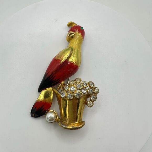 Coro 1940s vintage gold plated red enamel rhinestones faux pearl parrot brooch - Picture 5 of 8